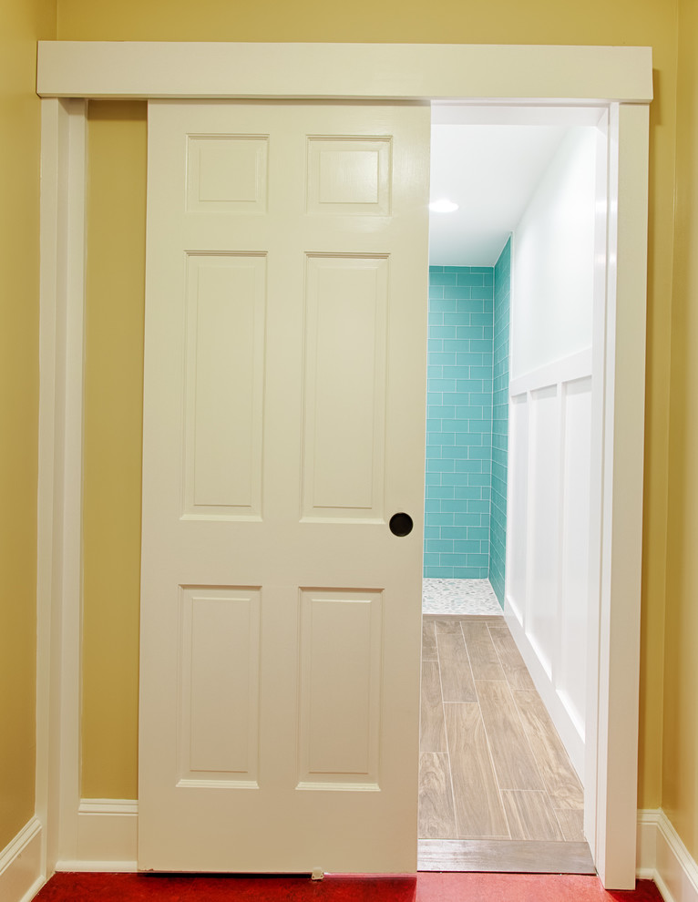 Foto de cuarto de baño marinero de tamaño medio con armarios tipo mueble y puertas de armario blancas