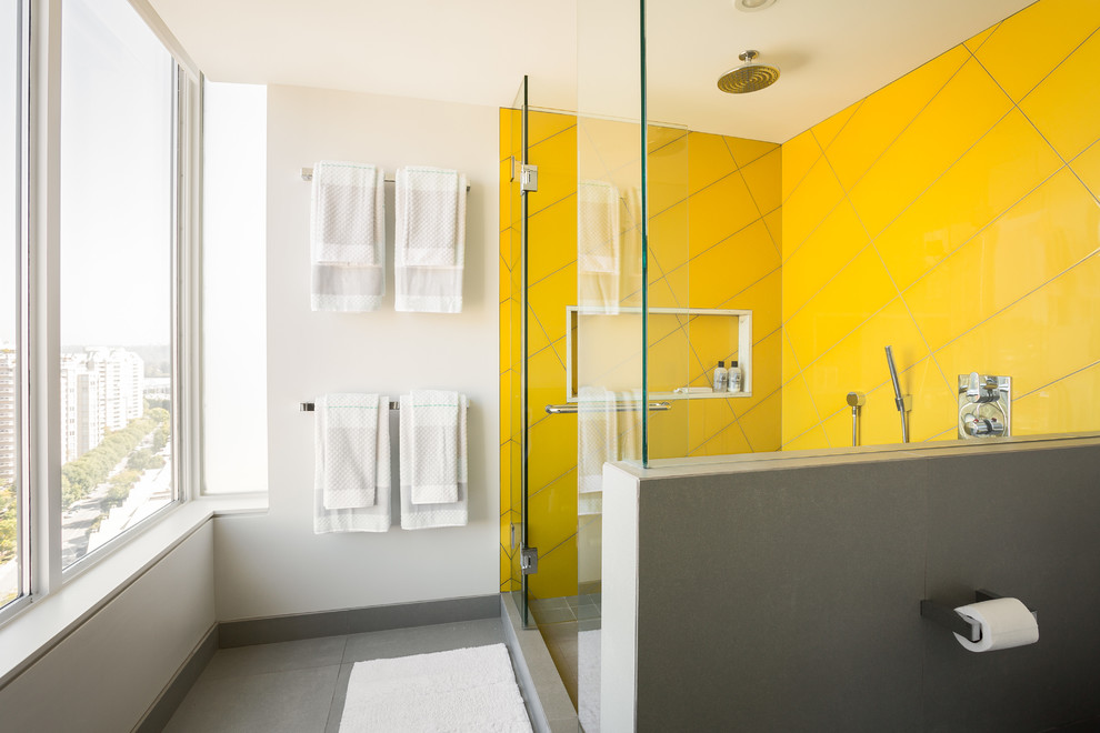 Foto de cuarto de baño rectangular actual con baldosas y/o azulejos amarillos