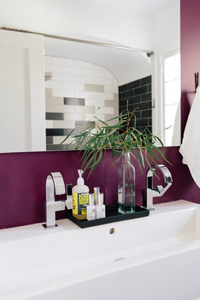 Idéer för ett modernt en-suite badrum, med släta luckor, vita skåp, ett badkar i en alkov, flerfärgad kakel, keramikplattor, lila väggar och ett avlångt handfat