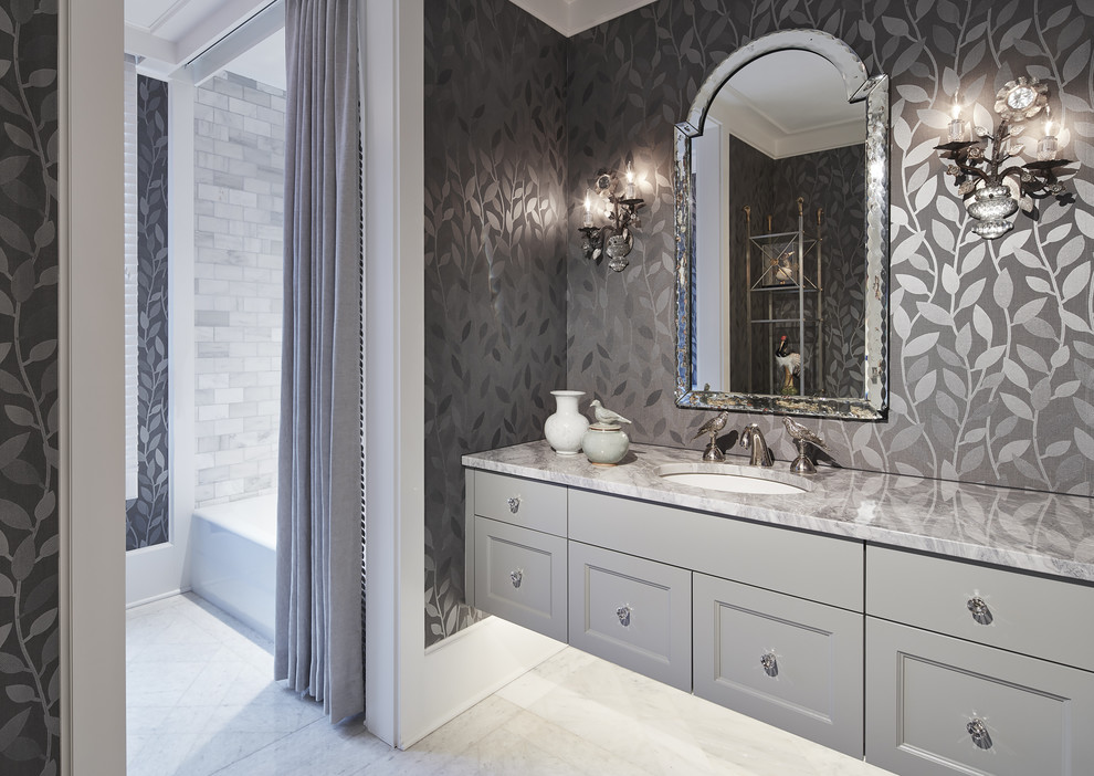Стильный дизайн: ванная комната в стиле неоклассика (современная классика) с фасадами с утопленной филенкой, серыми фасадами, ванной в нише, серыми стенами и врезной раковиной - последний тренд