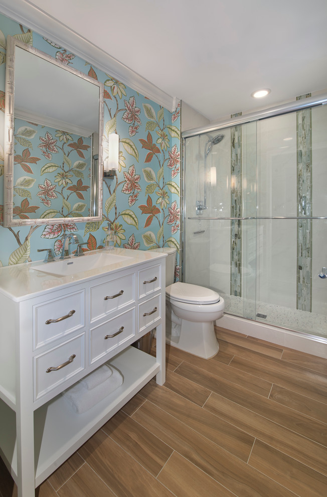 Стильный дизайн: ванная комната среднего размера в стиле неоклассика (современная классика) с фасадами островного типа, белыми фасадами и душевой кабиной - последний тренд
