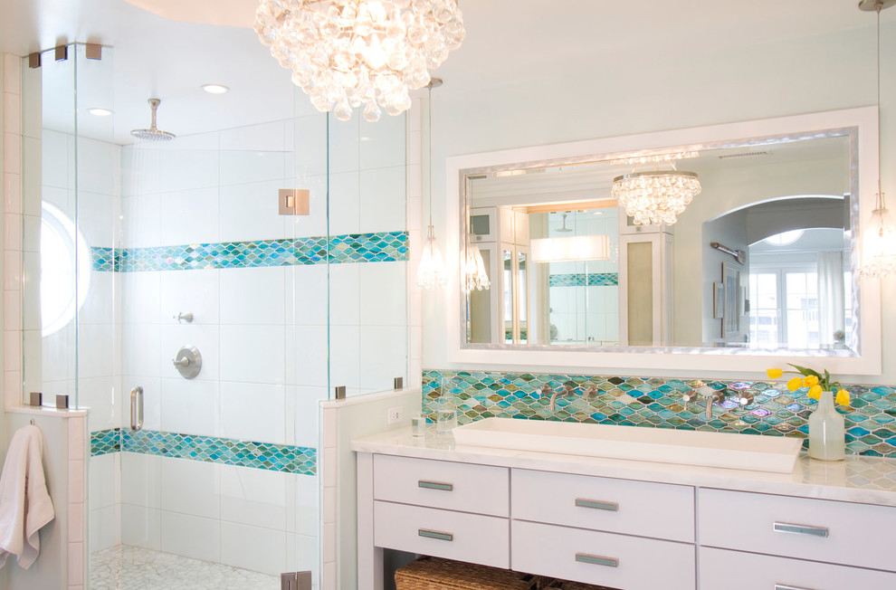 Exempel på ett stort maritimt en-suite badrum, med ett avlångt handfat, släta luckor, vita skåp, marmorbänkskiva, en hörndusch, blå kakel, mosaik och vita väggar