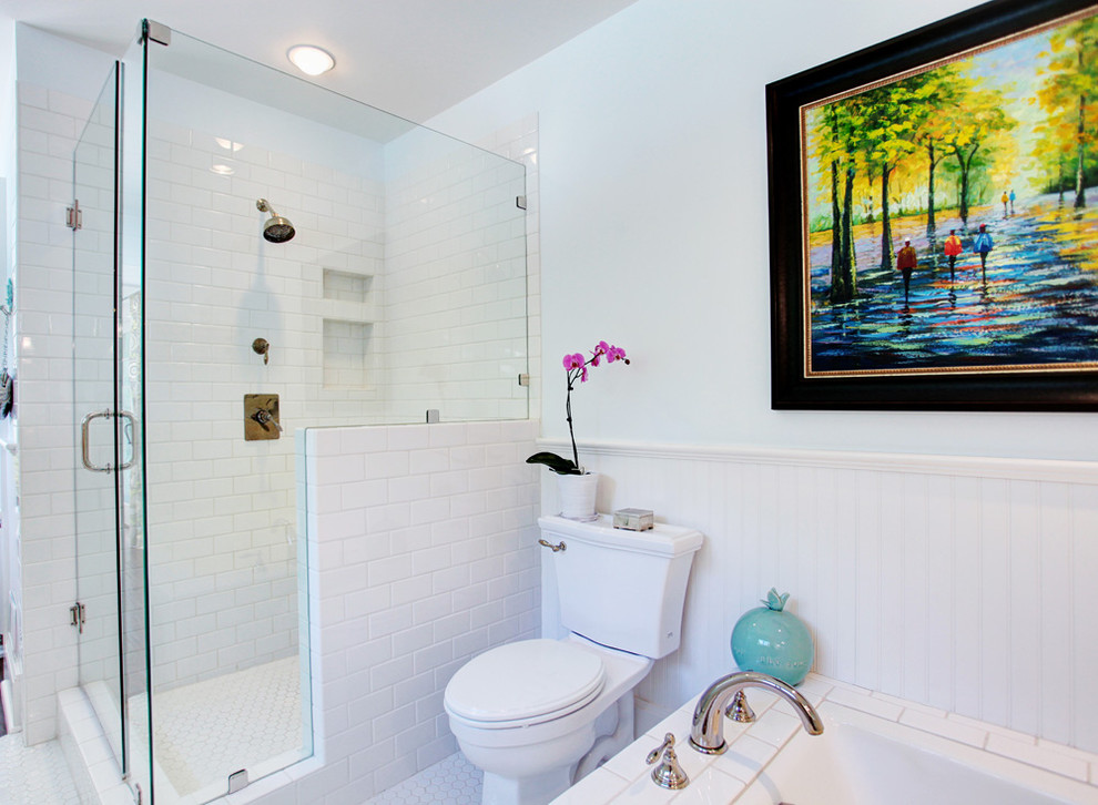 Modelo de cuarto de baño clásico renovado con baldosas y/o azulejos de cemento