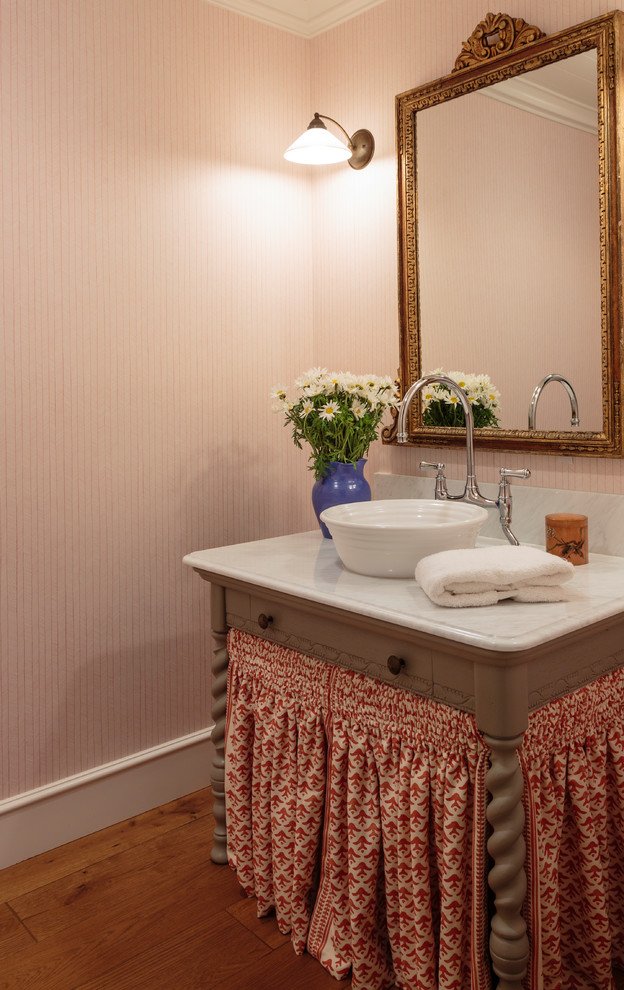 Пример оригинального дизайна: маленькая ванная комната в стиле кантри с серыми фасадами, оранжевыми стенами, светлым паркетным полом, настольной раковиной, мраморной столешницей, коричневым полом и белой столешницей для на участке и в саду