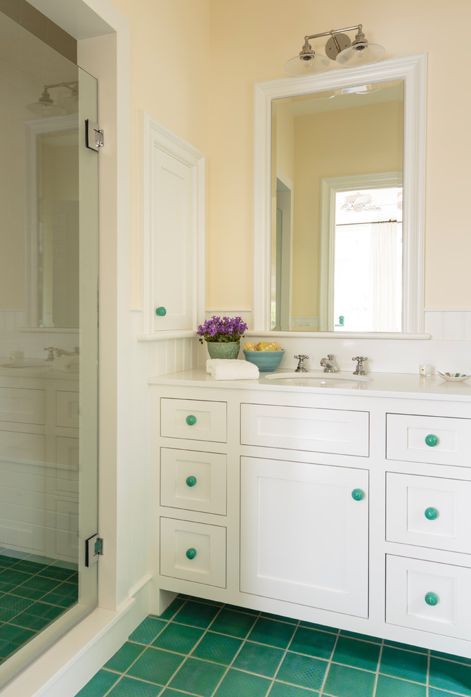 Idéer för att renovera ett litet lantligt vit vitt badrum med dusch, med skåp i shakerstil, vita skåp, gula väggar, klinkergolv i keramik, ett undermonterad handfat, bänkskiva i kvarts och grönt golv