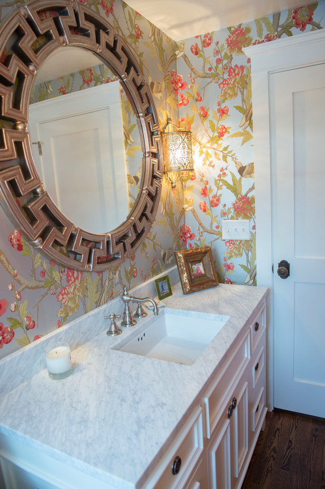 Idéer för mellanstora vintage badrum med dusch, med marmorbänkskiva, luckor med profilerade fronter, gula skåp, en toalettstol med separat cisternkåpa, flerfärgade väggar, mörkt trägolv, ett undermonterad handfat och brunt golv