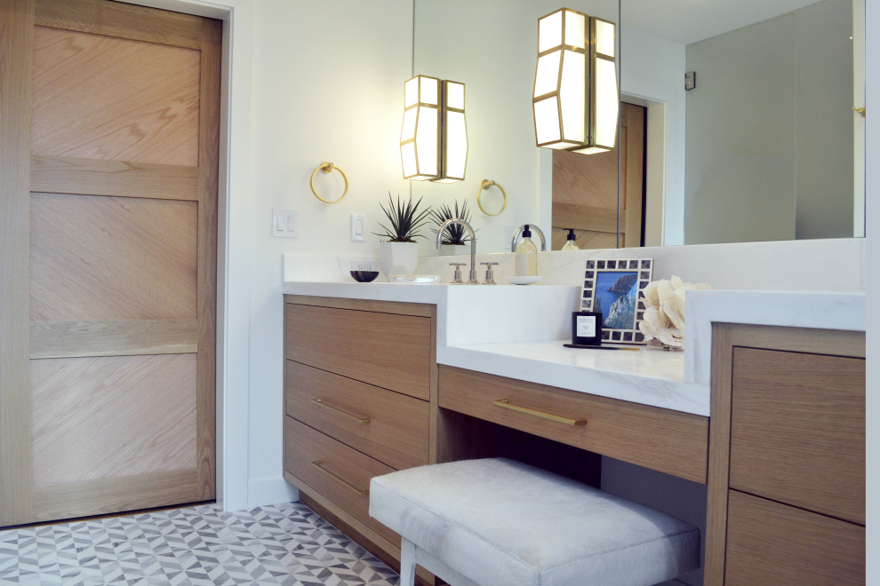 Inspiration pour une salle de bain principale design en bois brun de taille moyenne avec un placard à porte plane, un mur blanc, un lavabo encastré, un sol gris, un plan de toilette blanc et meuble-lavabo encastré.