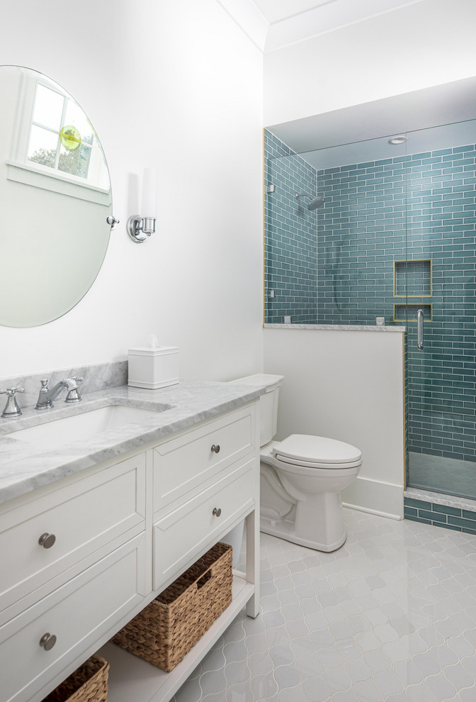 Idee per una stanza da bagno stile marino con doccia doppia, WC a due pezzi, pareti bianche, pavimento in gres porcellanato, lavabo sottopiano, pavimento grigio e porta doccia a battente
