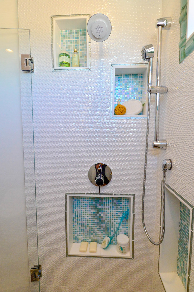Esempio di una stanza da bagno con doccia chic di medie dimensioni con lavabo sottopiano, ante lisce, ante bianche, top in quarzite, doccia alcova, piastrelle blu, piastrelle di vetro, pareti bianche e pavimento in gres porcellanato