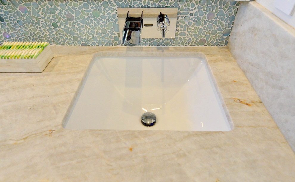 Foto di una stanza da bagno con doccia tradizionale di medie dimensioni con lavabo sottopiano, ante lisce, ante bianche, top in quarzite, doccia alcova, bidè, piastrelle blu, piastrelle di vetro, pareti bianche e pavimento in gres porcellanato