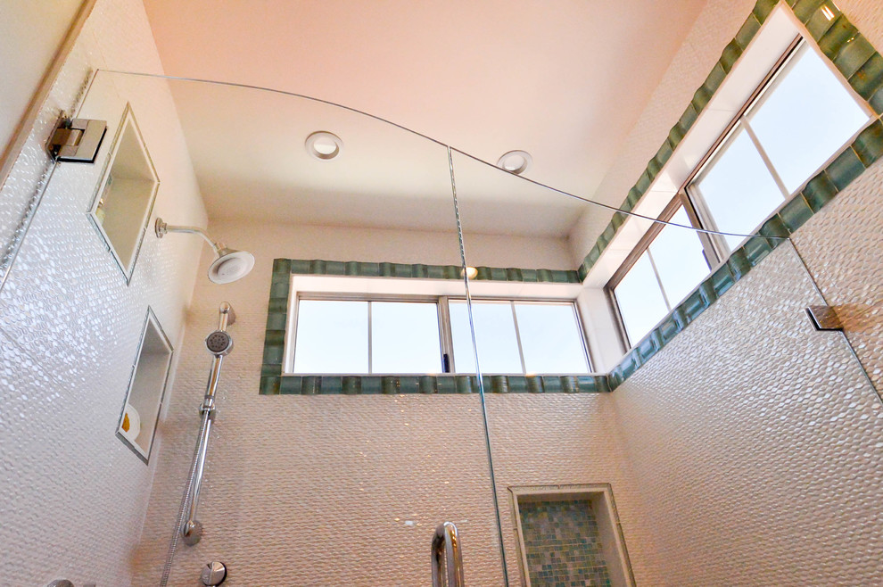 Mittelgroßes Klassisches Duschbad mit Unterbauwaschbecken, flächenbündigen Schrankfronten, weißen Schränken, Quarzit-Waschtisch, Duschnische, Bidet, blauen Fliesen, Glasfliesen, weißer Wandfarbe und Porzellan-Bodenfliesen in San Diego