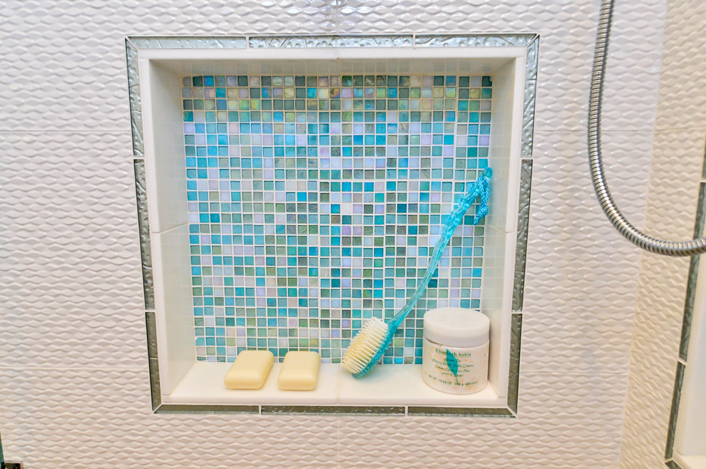 Idéer för mellanstora vintage badrum med dusch, med ett undermonterad handfat, släta luckor, vita skåp, bänkskiva i kvartsit, en dusch i en alkov, en bidé, blå kakel, glaskakel, vita väggar och klinkergolv i porslin