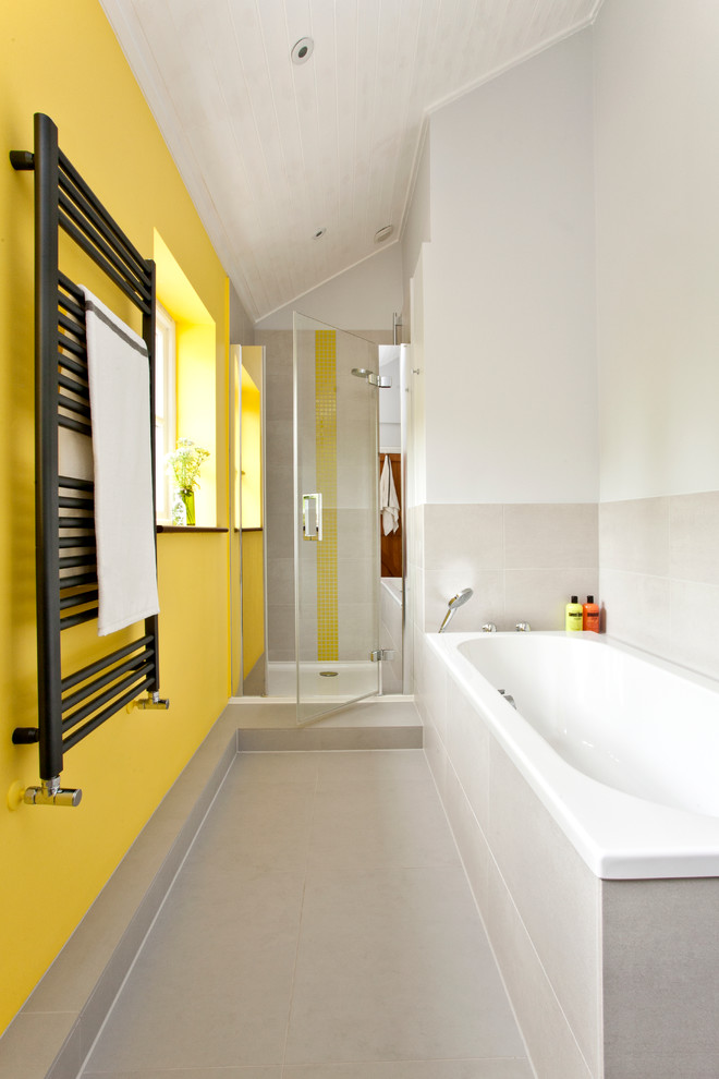 Источник вдохновения для домашнего уюта: узкая и длинная ванная комната в современном стиле с накладной ванной, душем в нише и желтыми стенами