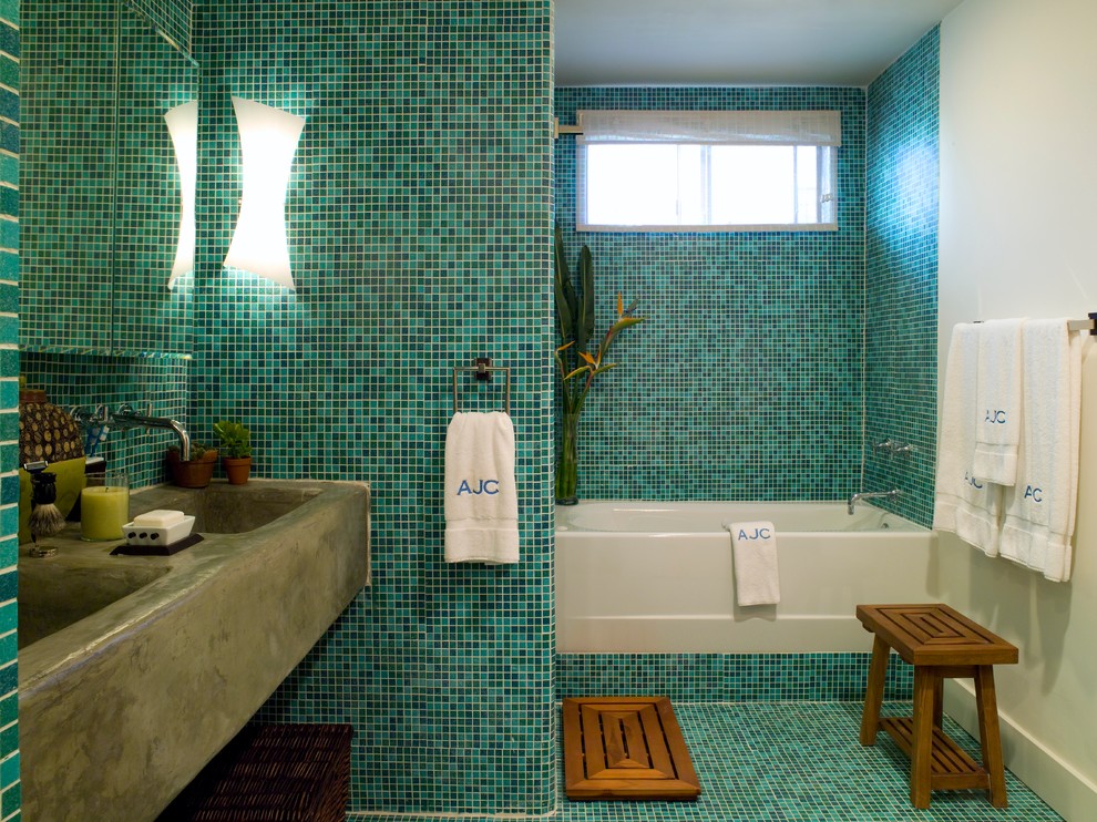 Foto på ett funkis badrum, med ett integrerad handfat, bänkskiva i betong, ett badkar i en alkov, grön kakel och mosaik