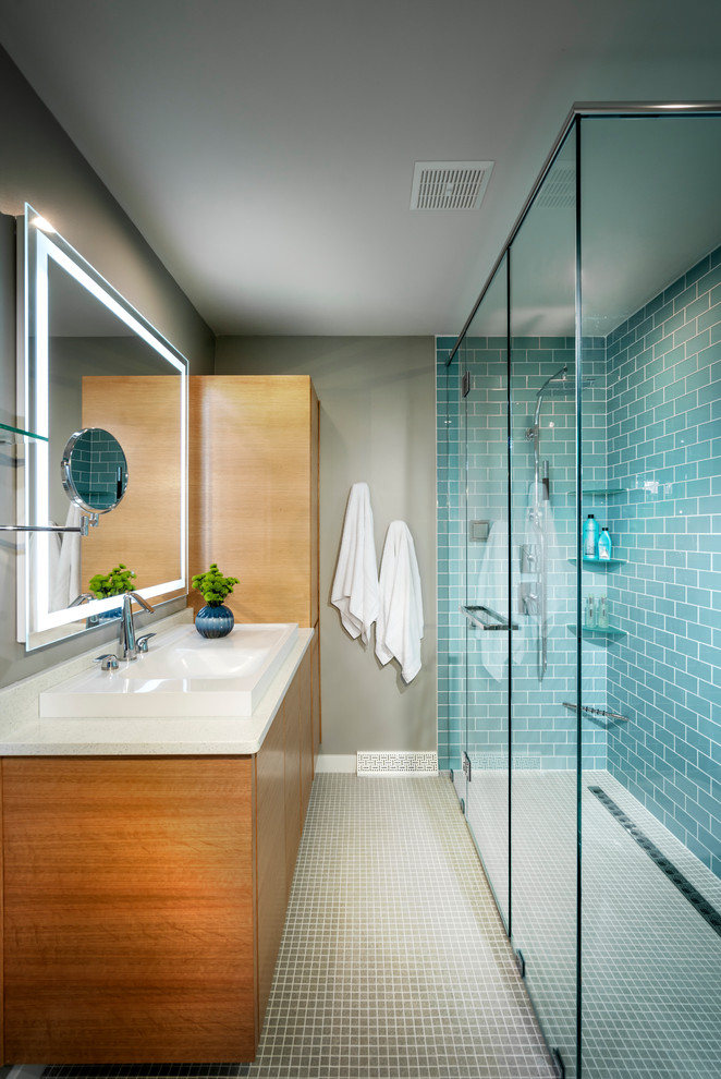 Пример оригинального дизайна: главная ванная комната среднего размера в стиле ретро с плоскими фасадами, светлыми деревянными фасадами, угловым душем, унитазом-моноблоком, синей плиткой, плиткой кабанчик, синими стенами, накладной раковиной, столешницей из кварцита, серым полом, душем с распашными дверями и белой столешницей
