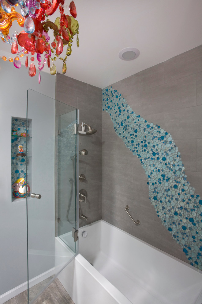 Пример оригинального дизайна: ванная комната среднего размера в стиле фьюжн с ванной в нише, душем над ванной, разноцветной плиткой, плиткой мозаикой, серыми стенами и полом из керамической плитки
