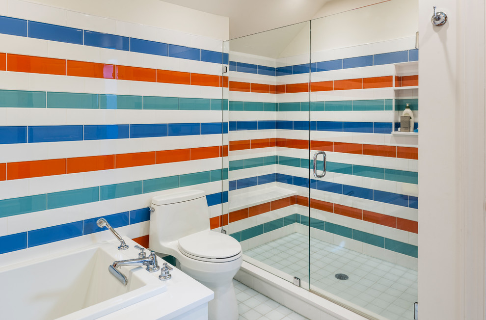 Idéer för eklektiska badrum, med släta luckor, orange skåp, ett fristående badkar, en dusch i en alkov, en toalettstol med hel cisternkåpa, flerfärgad kakel, keramikplattor, flerfärgade väggar, cementgolv och ett undermonterad handfat