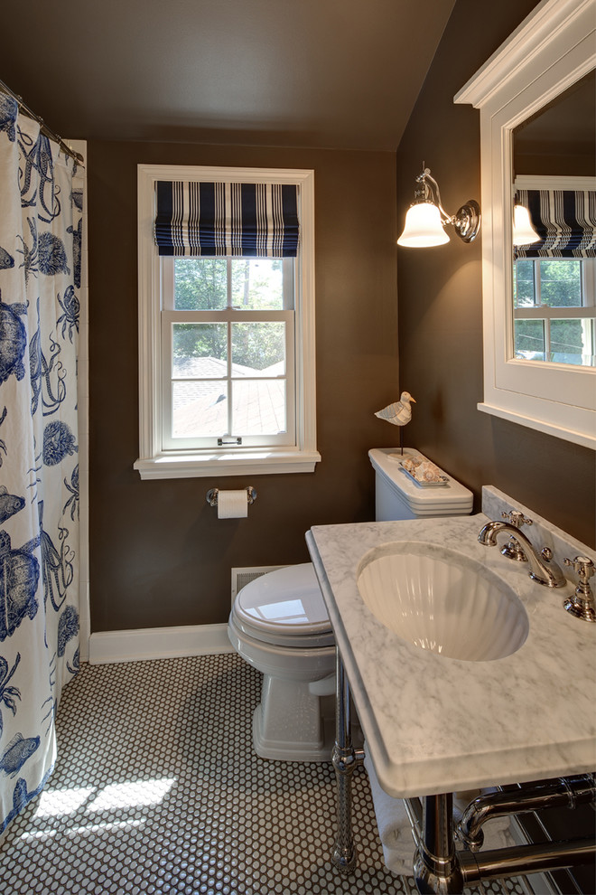На фото: маленькая детская ванная комната в классическом стиле с врезной раковиной, мраморной столешницей, коричневыми стенами и полом из галечной плитки для на участке и в саду