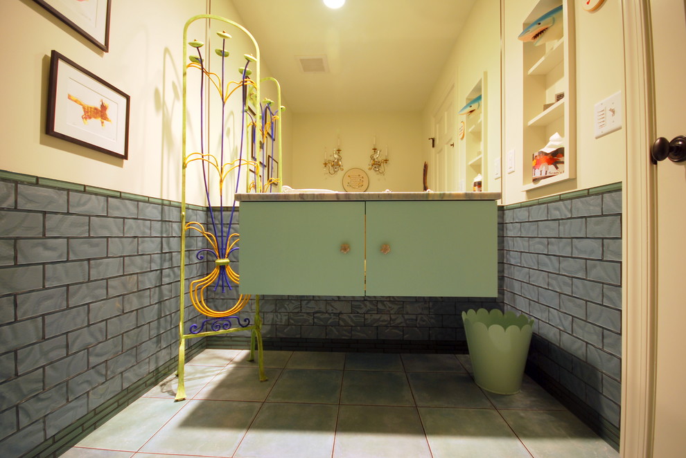 Idéer för små eklektiska badrum, med ett undermonterad handfat, släta luckor, gröna skåp, bänkskiva i onyx, blå kakel, glaskakel, vita väggar och klinkergolv i keramik
