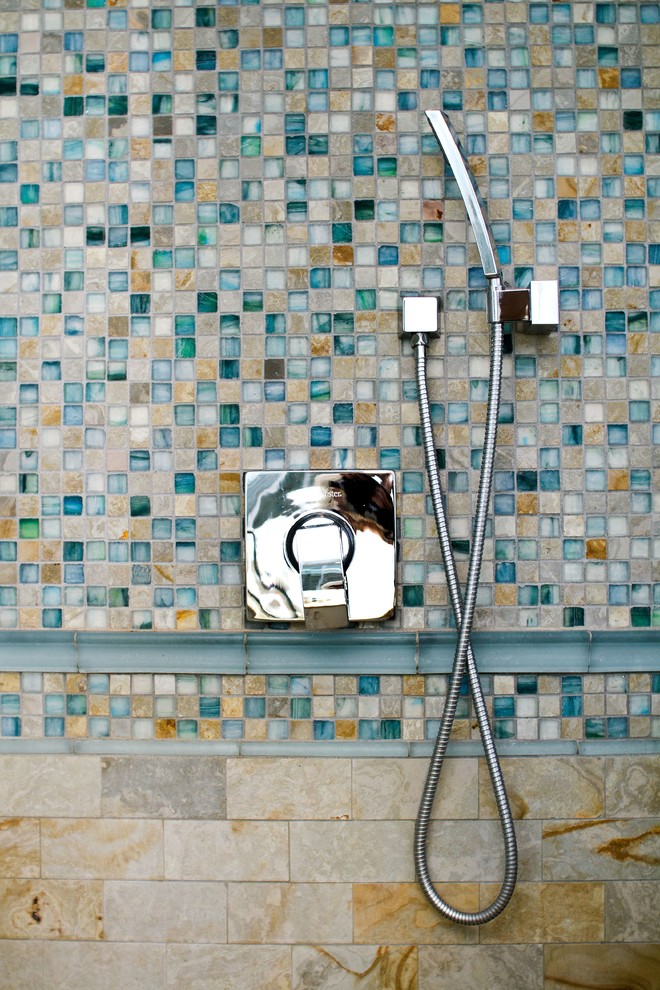 Пример оригинального дизайна: главная ванная комната в стиле неоклассика (современная классика) с бежевой плиткой, плиткой мозаикой и полом из сланца