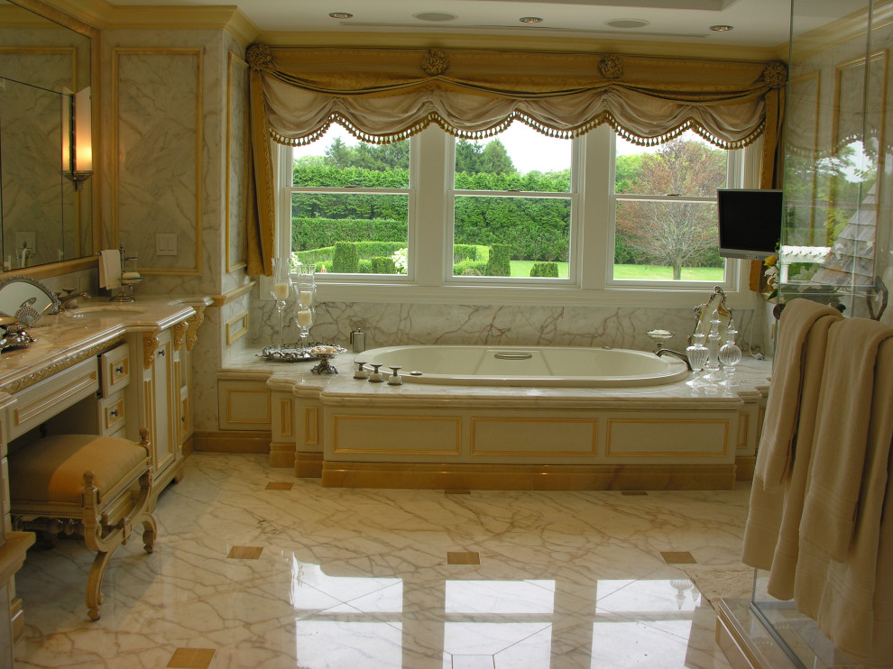 Imagen de cuarto de baño clásico renovado grande