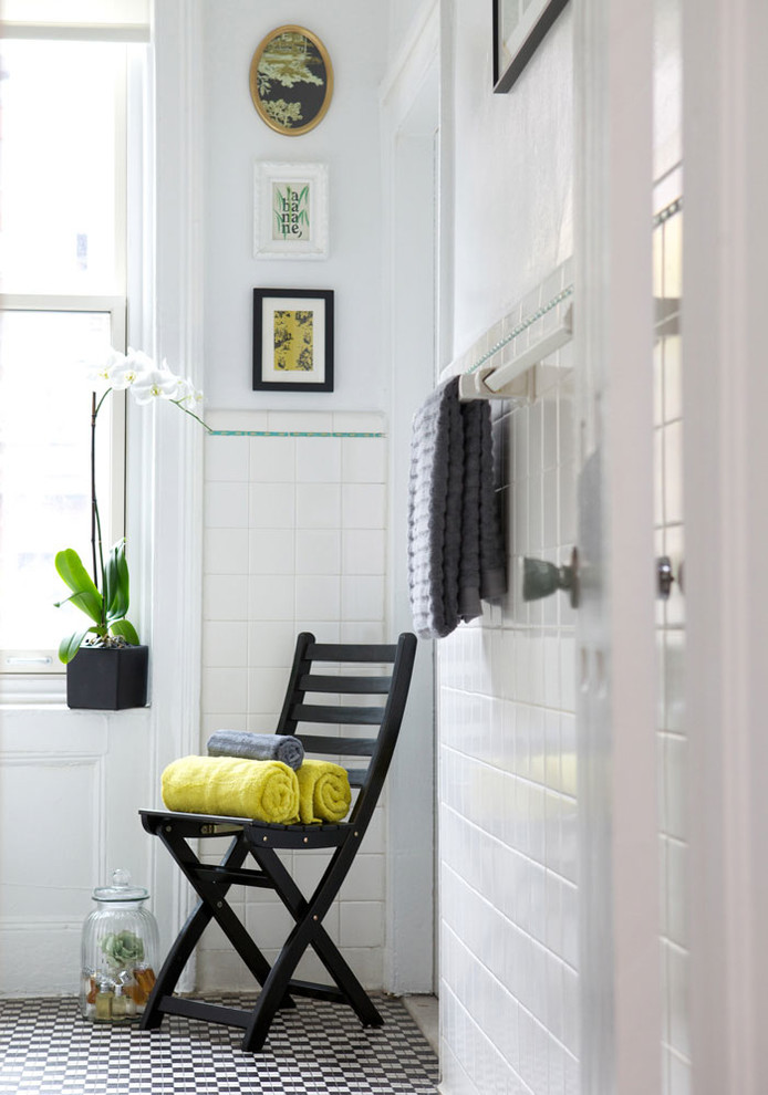 Пример оригинального дизайна: большая главная ванная комната в стиле фьюжн с подвесной раковиной, плоскими фасадами, белыми фасадами, ванной в нише, душем над ванной, раздельным унитазом, белой плиткой, керамической плиткой, белыми стенами и полом из керамической плитки