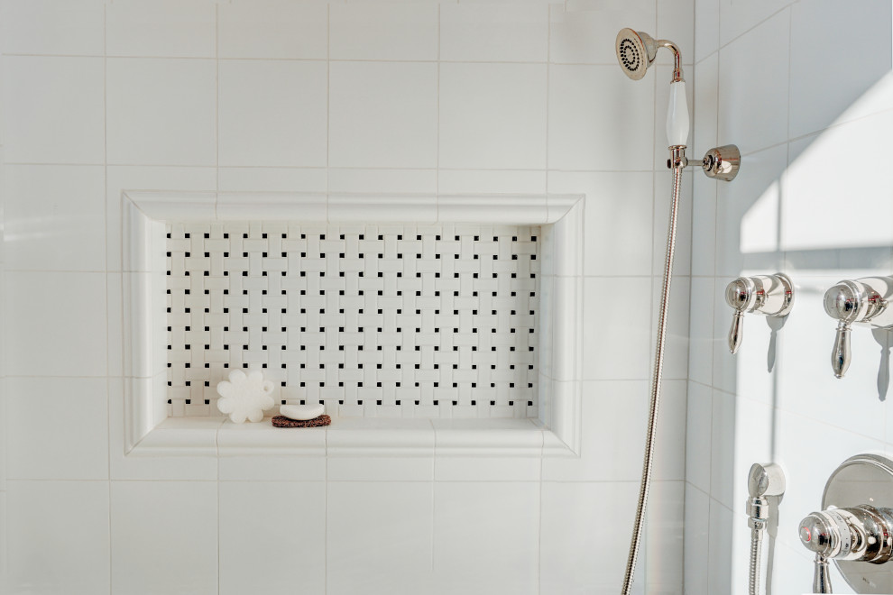 Klassisk inredning av ett mellanstort vit vitt en-suite badrum, med möbel-liknande, svarta skåp, en kantlös dusch, en toalettstol med separat cisternkåpa, vit kakel, keramikplattor, orange väggar, klinkergolv i keramik, ett undermonterad handfat, bänkskiva i kvartsit, svart golv och dusch med gångjärnsdörr
