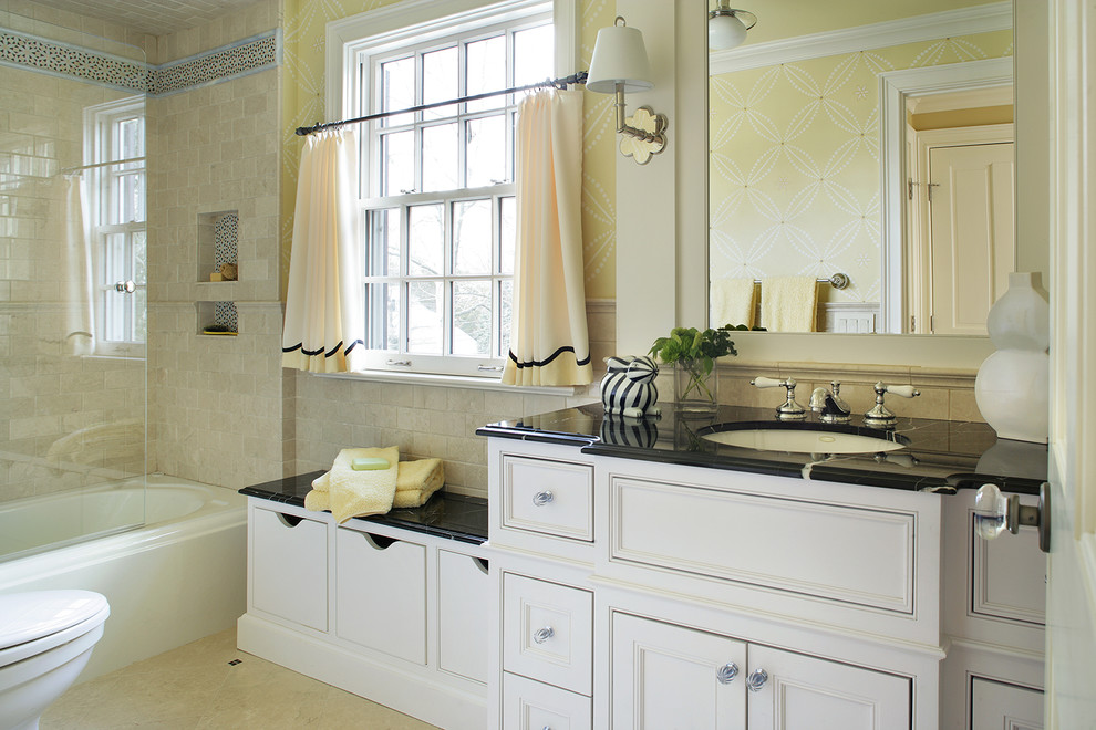 Foto di una stanza da bagno tradizionale con lavabo sottopiano, ante con riquadro incassato, ante bianche, vasca ad alcova, vasca/doccia, piastrelle beige e piastrelle diamantate