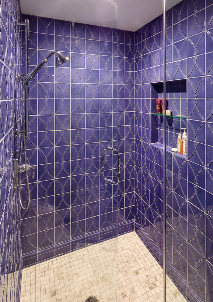 Mittelgroßes Klassisches Badezimmer mit blauen Fliesen, Keramikfliesen, blauer Wandfarbe, beigem Boden und Falttür-Duschabtrennung in Milwaukee