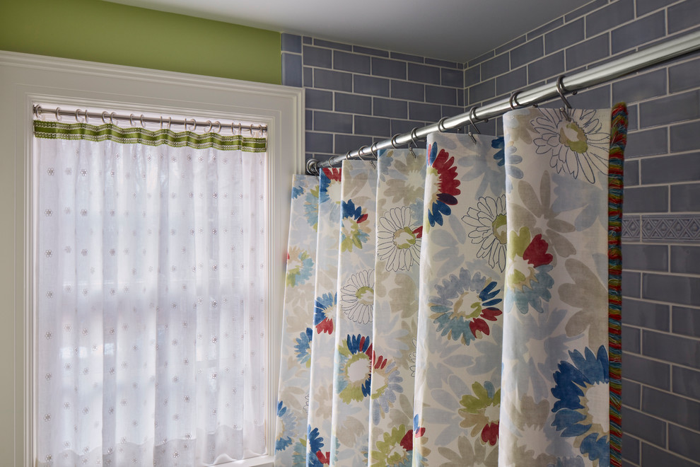 Foto de cuarto de baño infantil clásico renovado de tamaño medio con baldosas y/o azulejos grises
