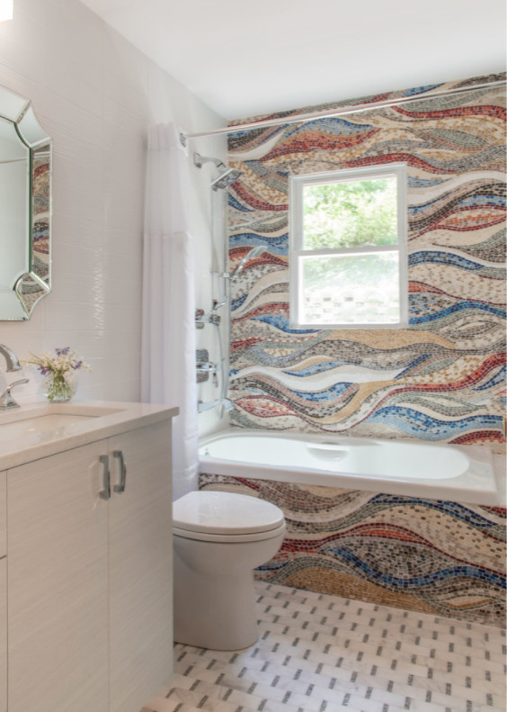 На фото: огромная главная ванная комната в морском стиле с красной плиткой и мраморной плиткой с