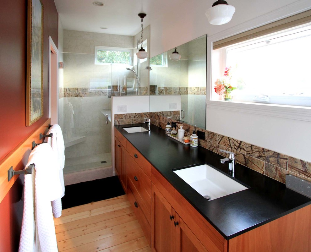Immagine di una piccola stanza da bagno padronale contemporanea con lavabo sottopiano, ante con riquadro incassato, ante in legno chiaro, top in granito, doccia aperta, piastrelle in pietra e pareti bianche