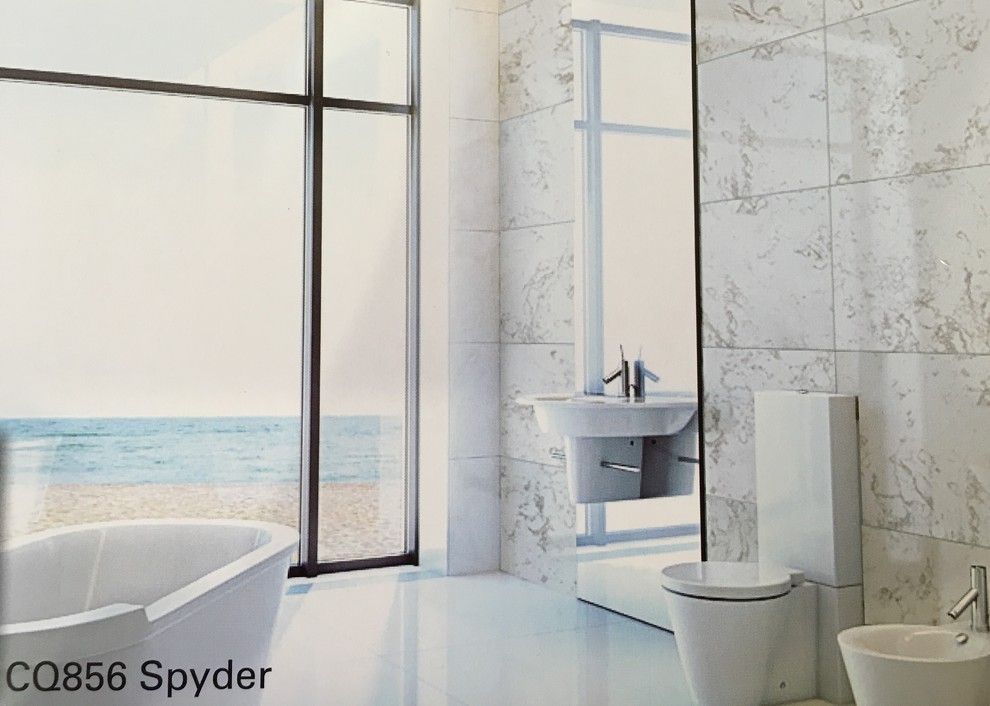 Idéer för ett stort modernt en-suite badrum, med ett fristående badkar, en vägghängd toalettstol, vit kakel, stenhäll, vita väggar och ett väggmonterat handfat