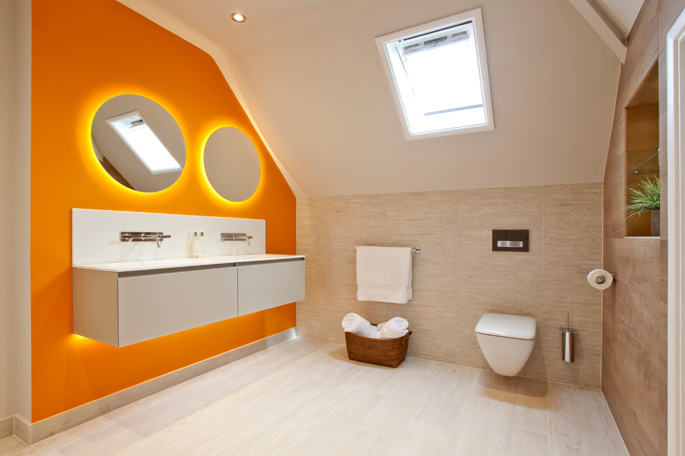 Inspiration pour une grande salle d'eau design avec une douche ouverte, WC suspendus, un carrelage beige, des carreaux de porcelaine, un mur orange et un sol en carrelage de porcelaine.