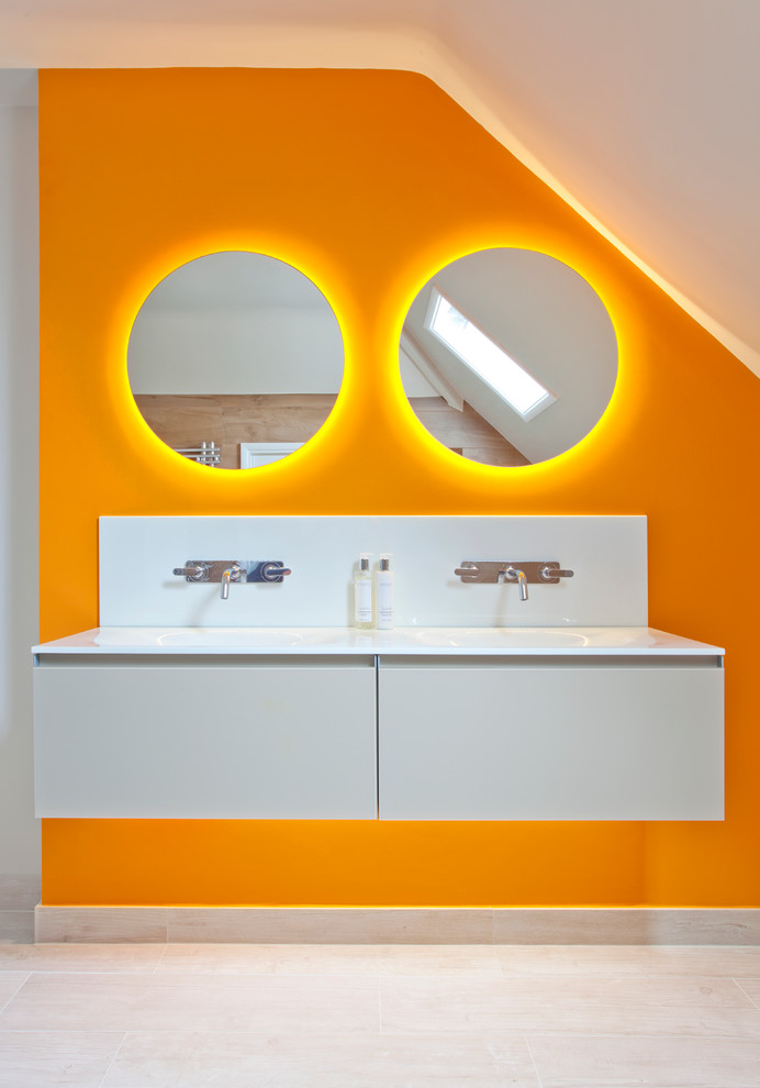Inspiration pour une grande salle d'eau design avec une douche ouverte, WC suspendus, un carrelage beige, des carreaux de porcelaine, un mur orange et un sol en carrelage de porcelaine.
