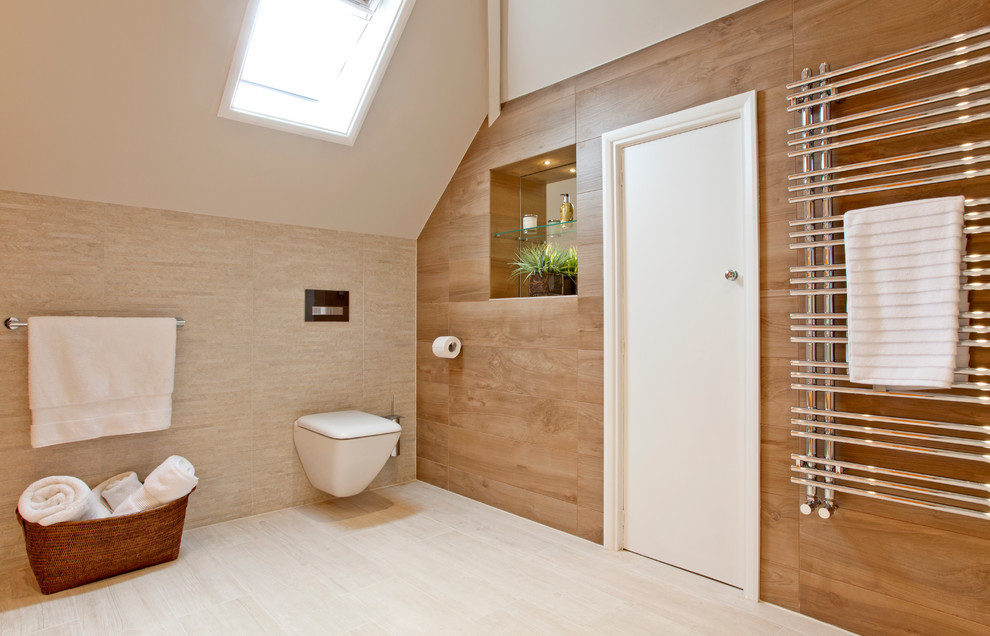 Idée de décoration pour une grande salle d'eau design avec une douche ouverte, WC suspendus, un carrelage beige, des carreaux de porcelaine, un mur orange et un sol en carrelage de porcelaine.