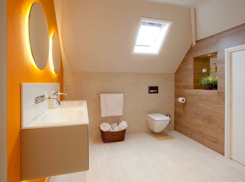 Foto di una grande stanza da bagno con doccia minimal con doccia aperta, WC sospeso, piastrelle beige, piastrelle in gres porcellanato, pareti arancioni e pavimento in gres porcellanato
