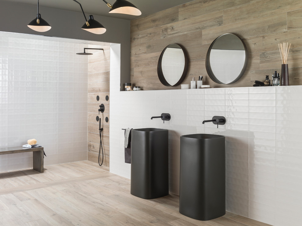 Modernes Badezimmer mit offener Dusche, weißen Fliesen, Keramikfliesen, weißer Wandfarbe, Porzellan-Bodenfliesen, Sockelwaschbecken und offener Dusche in Perth