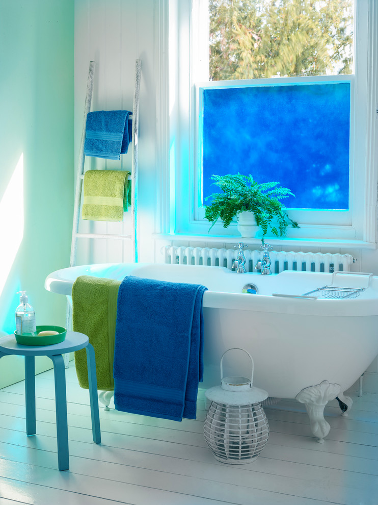 Imagen de cuarto de baño tradicional con bañera con patas y paredes blancas