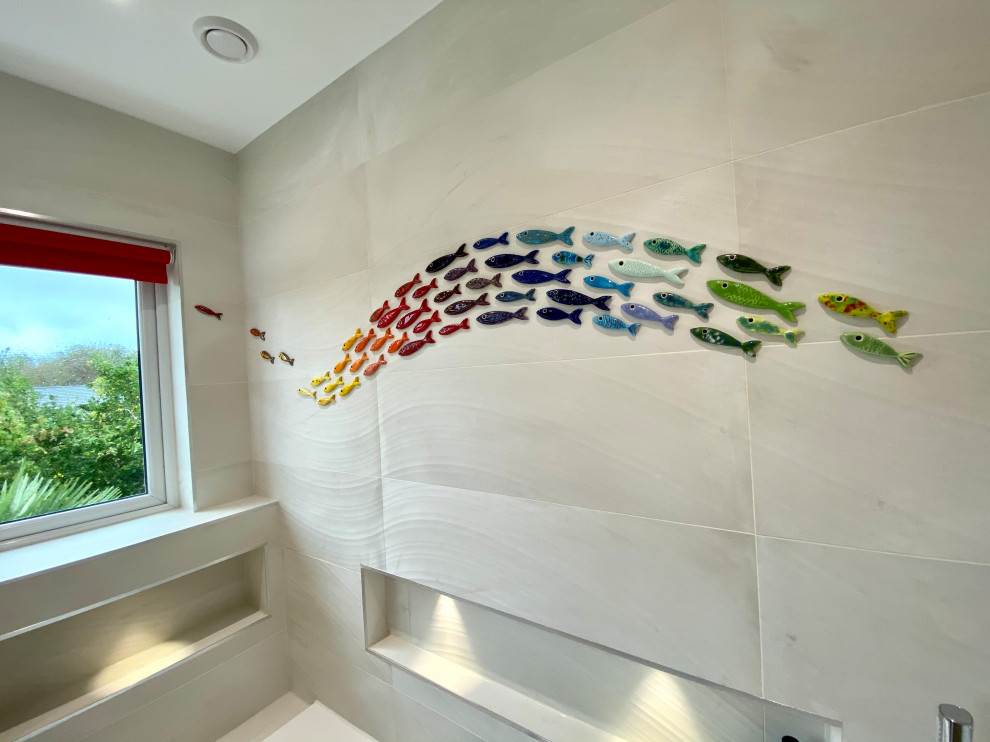 Imagen de cuarto de baño marinero de tamaño medio con baldosas y/o azulejos rojos