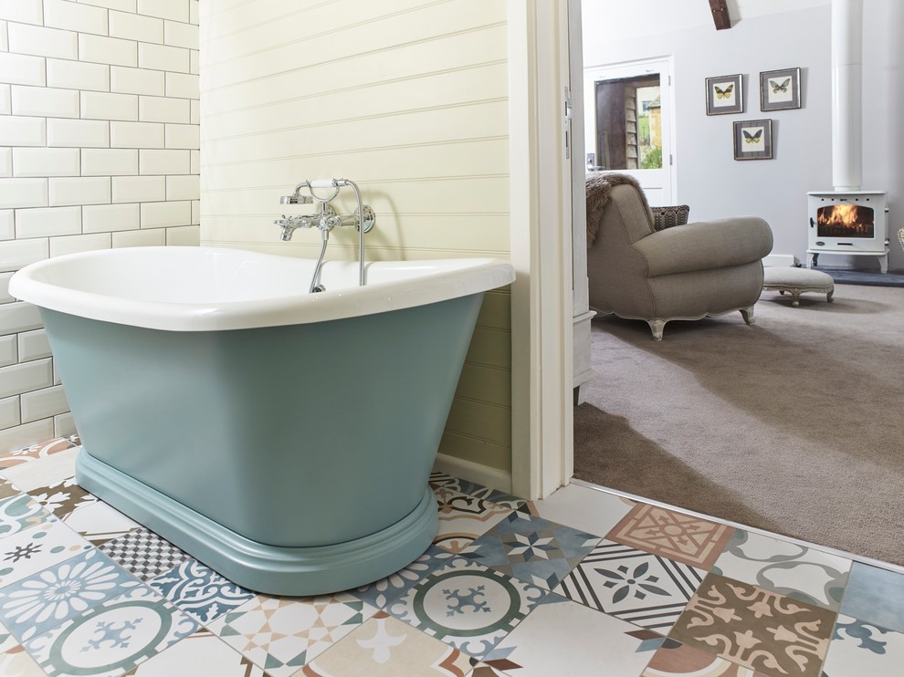 Foto di una stanza da bagno padronale tradizionale di medie dimensioni con vasca freestanding, piastrelle grigie e pavimento con piastrelle a mosaico