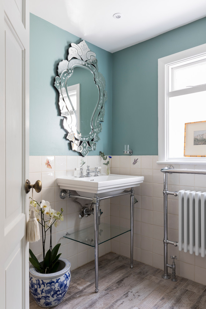 Foto de cuarto de baño campestre de tamaño medio con armarios estilo shaker, puertas de armario azules, suelo de piedra caliza y suelo azul