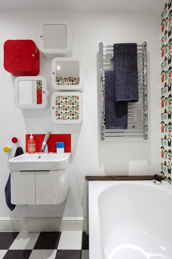 Idee per una piccola stanza da bagno per bambini bohémian con ante bianche, vasca da incasso, pareti bianche, pavimento in vinile e lavabo sospeso