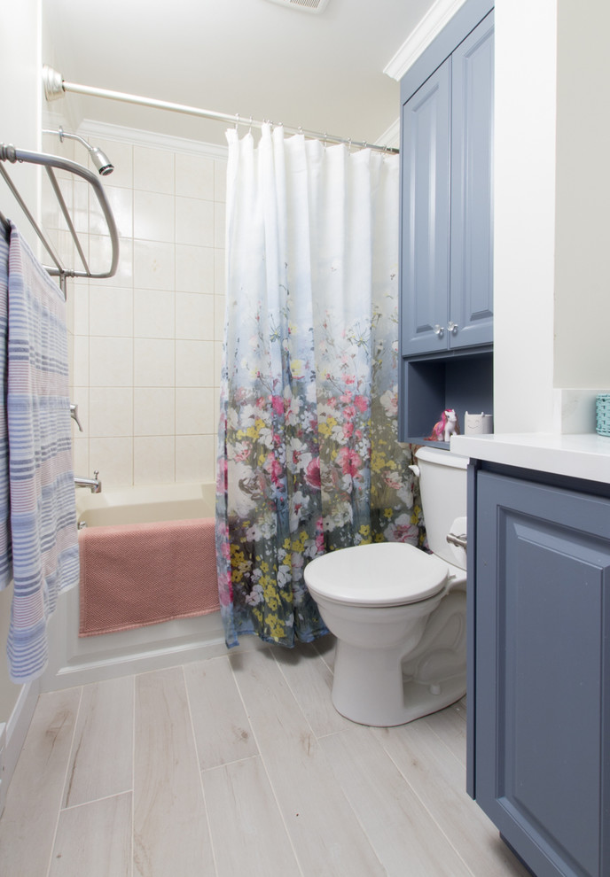На фото: детская ванная комната среднего размера в морском стиле с фасадами с выступающей филенкой, синими фасадами, накладной ванной, душем над ванной, раздельным унитазом, бежевой плиткой, керамической плиткой, белыми стенами, полом из керамической плитки, врезной раковиной, столешницей из кварцита, бежевым полом, шторкой для ванной и белой столешницей