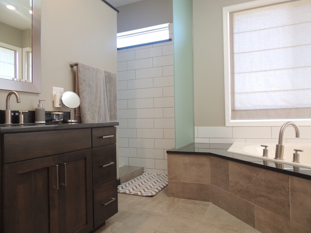 Exempel på ett mellanstort modernt grå grått en-suite badrum, med skåp i shakerstil, skåp i mellenmörkt trä, en jacuzzi, en öppen dusch, en toalettstol med separat cisternkåpa, vit kakel, keramikplattor, grå väggar, klinkergolv i porslin, ett undermonterad handfat, granitbänkskiva, grått golv och med dusch som är öppen