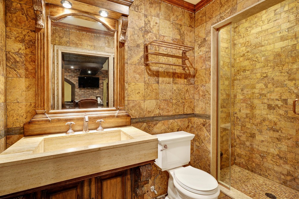 Klassisk inredning av ett mellanstort badrum med dusch, med en dusch i en alkov, en toalettstol med separat cisternkåpa, beige väggar, ett integrerad handfat, möbel-liknande, skåp i mellenmörkt trä, beige kakel, porslinskakel, klinkergolv i porslin, bänkskiva i kvarts, beiget golv och dusch med gångjärnsdörr