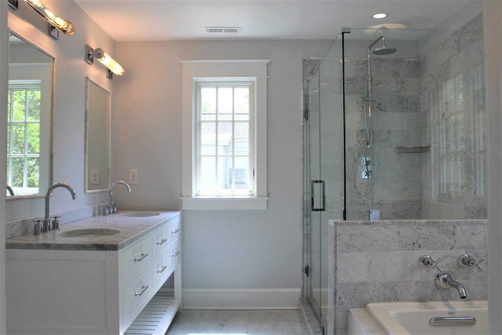 Idéer för att renovera ett mellanstort vintage en-suite badrum, med släta luckor, vita skåp, ett platsbyggt badkar, en hörndusch, marmorkakel, grå väggar, marmorgolv, ett undermonterad handfat, marmorbänkskiva och dusch med gångjärnsdörr