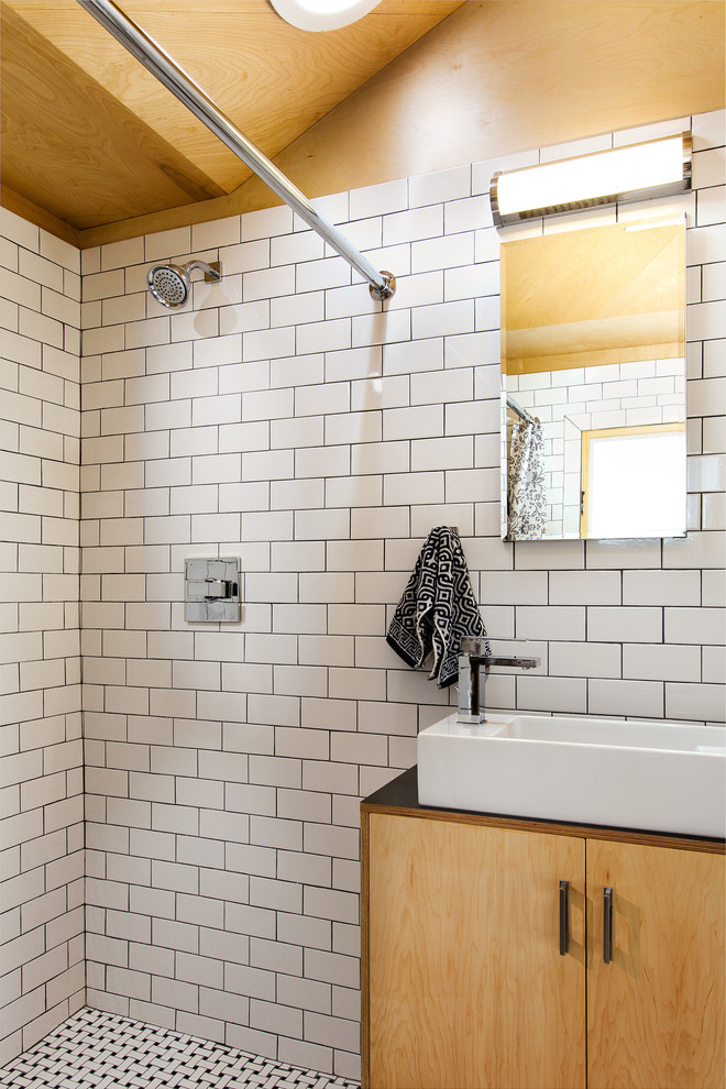 Kleines Badezimmer mit Nasszelle, weißer Wandfarbe und Duschvorhang-Duschabtrennung in Seattle