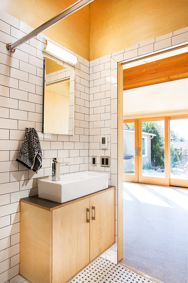 Свежая идея для дизайна: маленькая ванная комната с душевой комнатой, белыми стенами и шторкой для ванной для на участке и в саду - отличное фото интерьера