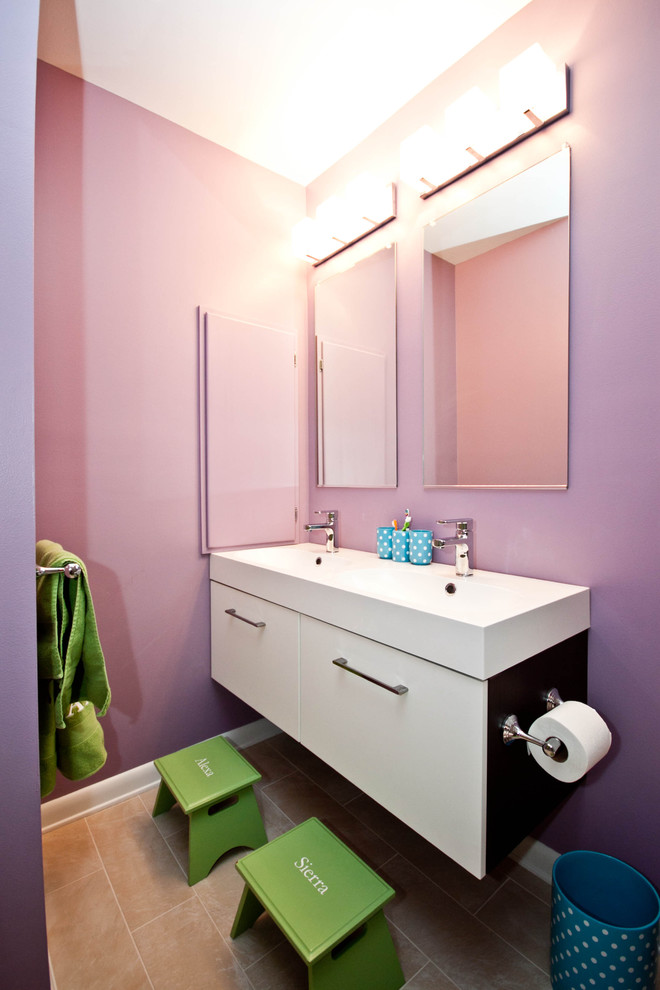 Свежая идея для дизайна: детская ванная комната среднего размера в современном стиле с плоскими фасадами, белыми фасадами, накладной ванной, душем над ванной, раздельным унитазом, бежевой плиткой, керамогранитной плиткой, фиолетовыми стенами, полом из керамогранита, монолитной раковиной и столешницей из ламината - отличное фото интерьера